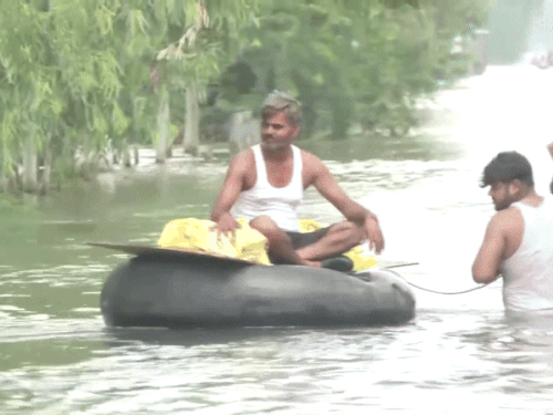 फाजिल्का में सेना और NDRF की टीम रेस्क्यू ऑपरेशन चलाए हुए हैं। - Dainik Bhaskar