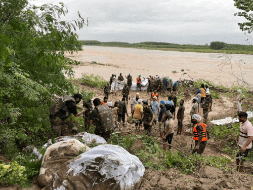16 Sikh Regiment and Rupnagar district administration team strengthened the dams by running a joint operation.