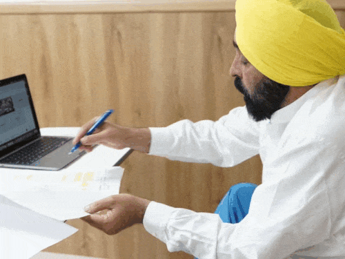 पंजाब सीएम भगवंत मान अस्पताल से कैबिनेट मीटिंग में शामिल हुए है। - Dainik Bhaskar