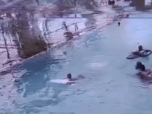 पानी में डूबने का सीसीटीवी सामने आया है - Dainik Bhaskar