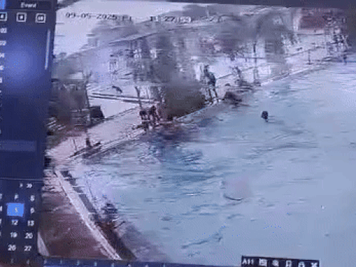 डूबने के उपरांत बाहर निकालते युवक