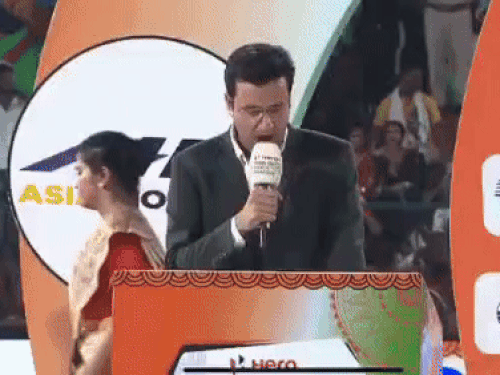 प्लेयर ऑफ द टूर्नामेंट अवॉर्ड की घोषणा के दौरान अभिषेक मुस्कुराते हुए