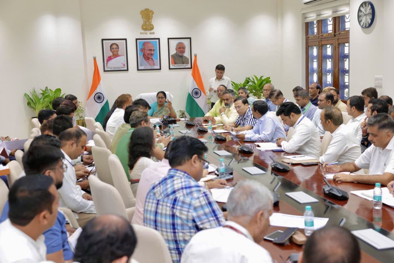 CM रेखा गुप्ता ने X पर 4 तस्वीरें शेयर की हैं, जिसमें उनकी बायीं तरफ उनके पति बैठे दिखे।