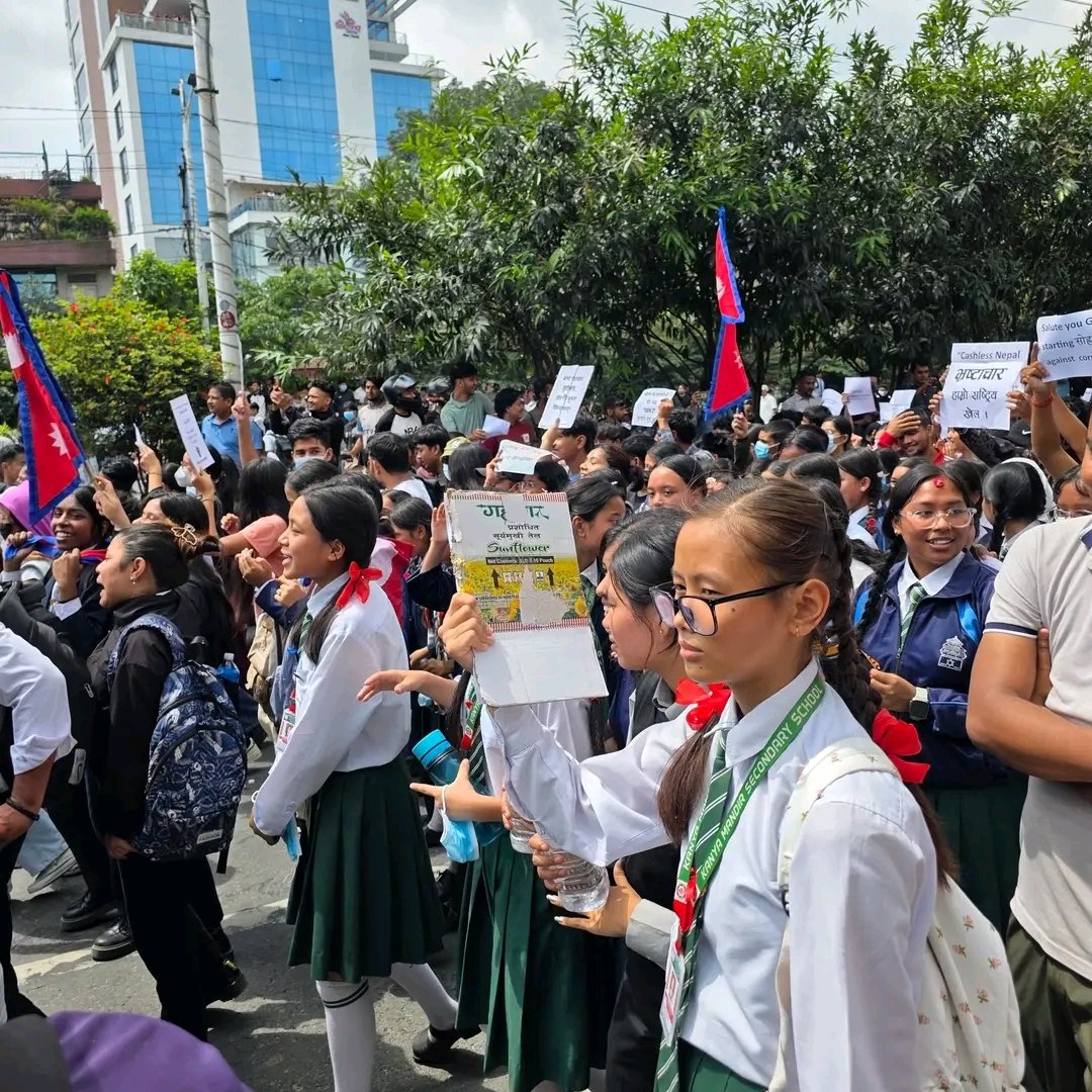 स्कूली छात्राओं ने भ्रष्टाचार के खिलाफ नारे लिखी तख्तियां अपने हाथों में थामी हुई थीं।