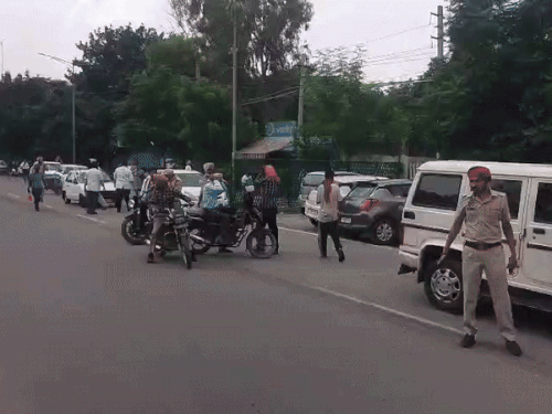 9मी बटालियन कार्यालय के बाहर जांच करते हुए पुलिस।