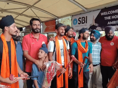 अमृतसर लौटी भारतीय हॉकी टीम के प्लेयर। - Dainik Bhaskar