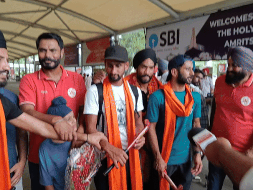 अमृतसर लौटी भारतीय हॉकी टीम के प्लेयर।