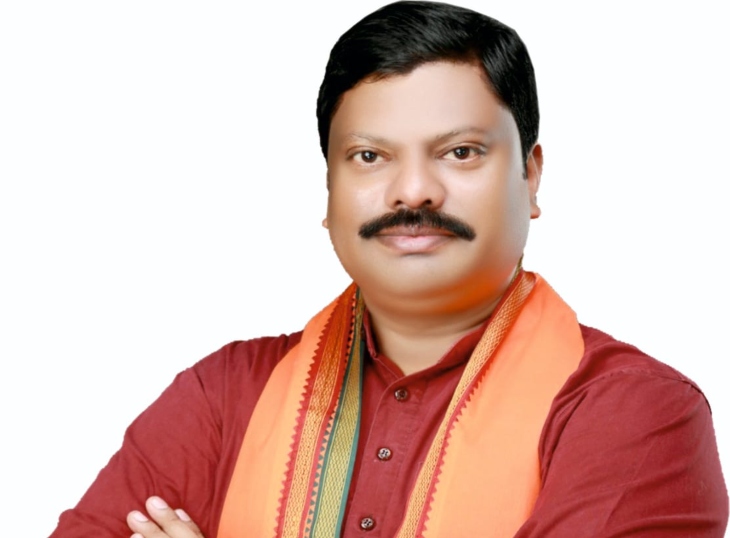 छत्तीसगढ़ आदिवासी स्थानीय स्वास्थ्य परंपरा और औषधीय पादप बोर्ड के अध्यक्ष विकास मरकाम।