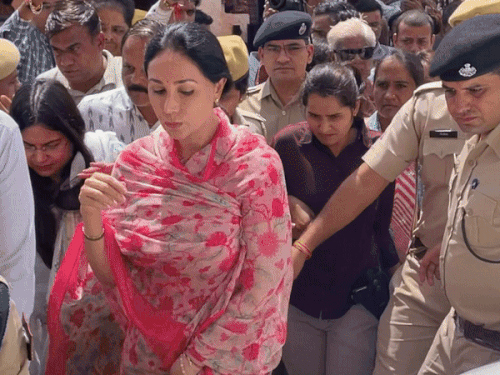 दिया कुमारी ने गंदे पानी और गंदगी में पैदल चलकर पीड़ित लोगों के घर जाकर जायजा लिया.
