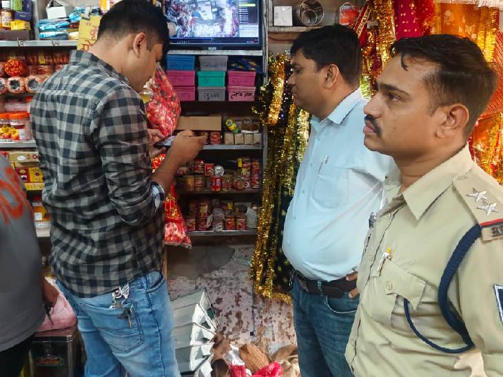 मौके पर पहुंची पुलिस ने महिला और उसके परिवार से पूछताछ की है।