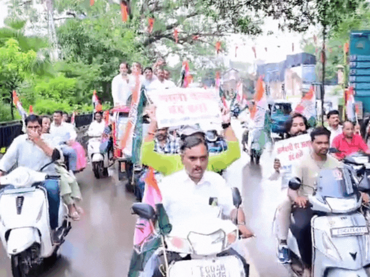 बाइक रैली निकालकर मंत्री का निवास घेरने निकले कांग्रेसी।
