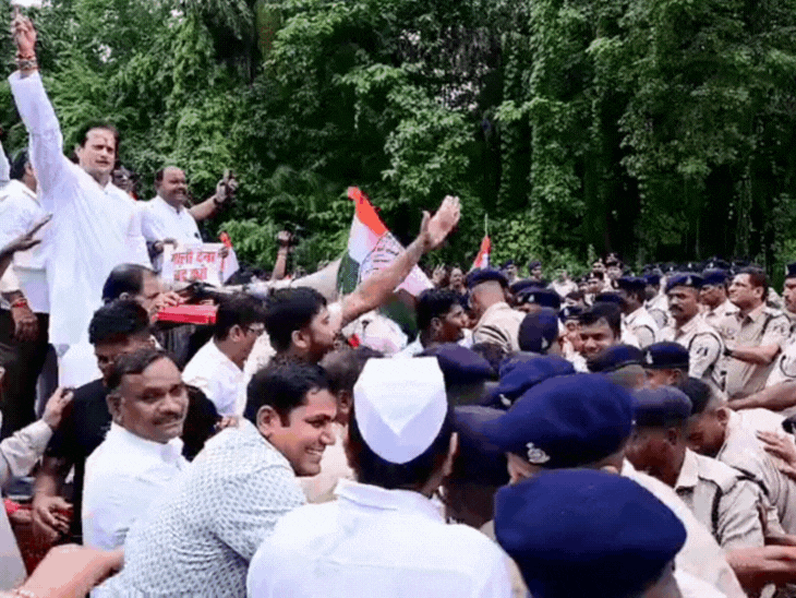 मोतीबाग के पास पुलिस ने कार्यकर्ताओं को रोका इस दौरान झूमाझटकी हुई।