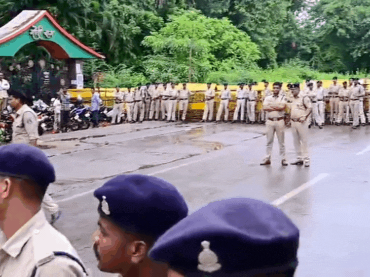 कांग्रेसियों को रोकने बड़ी संख्या में पुलिस बल मोतीबाग के पास मौजूद रही।