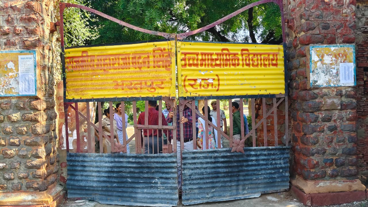 9 बजे सभी सेंटर के गेट बंद कर दिए गए। इसके बाद किसी भी परीक्षार्थी को सेंटर में एंट्री नहीं दी गई।