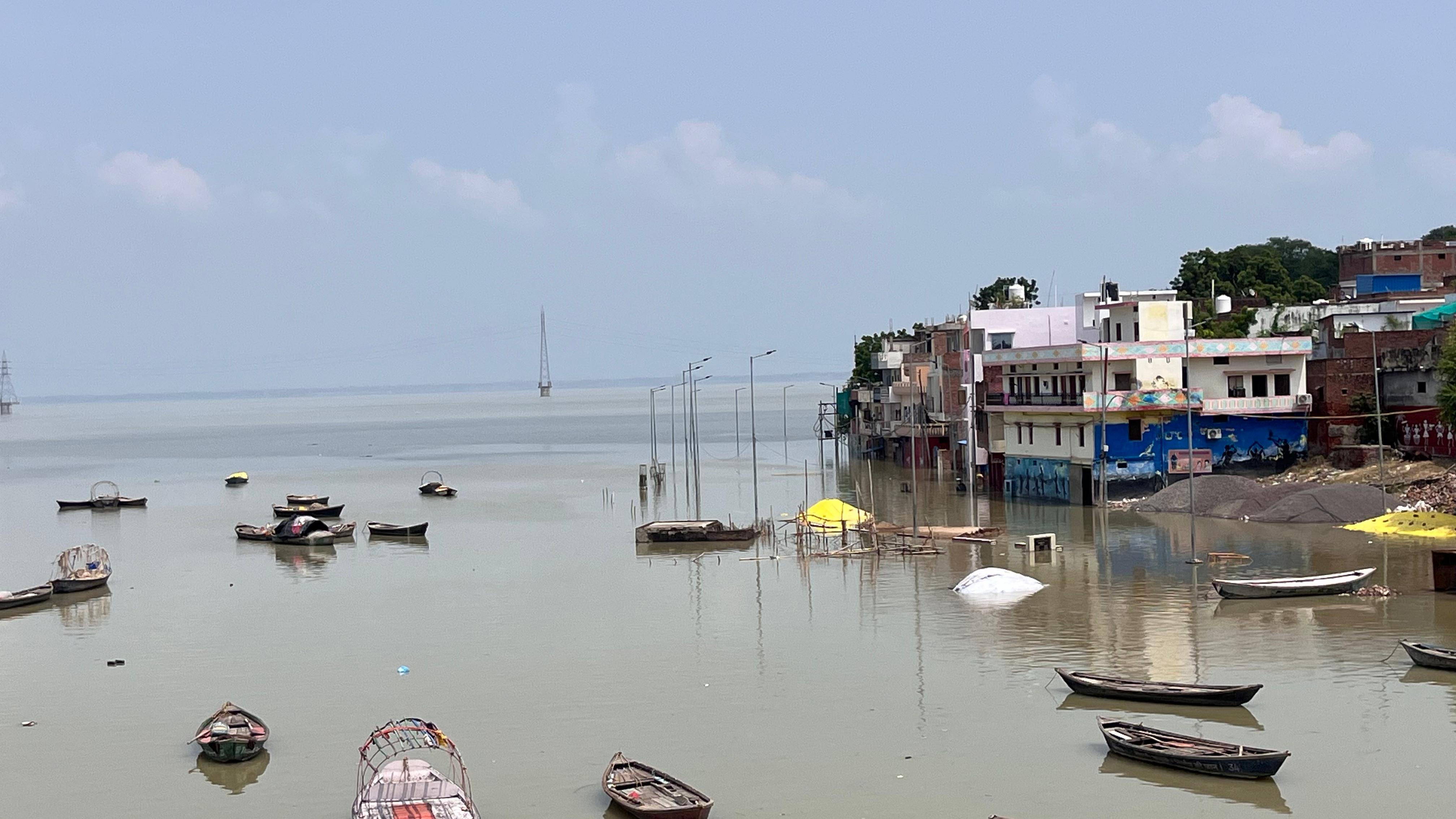 कई इलाकों में नाव चलने लगी है, लोग घरों में हुए कैद।