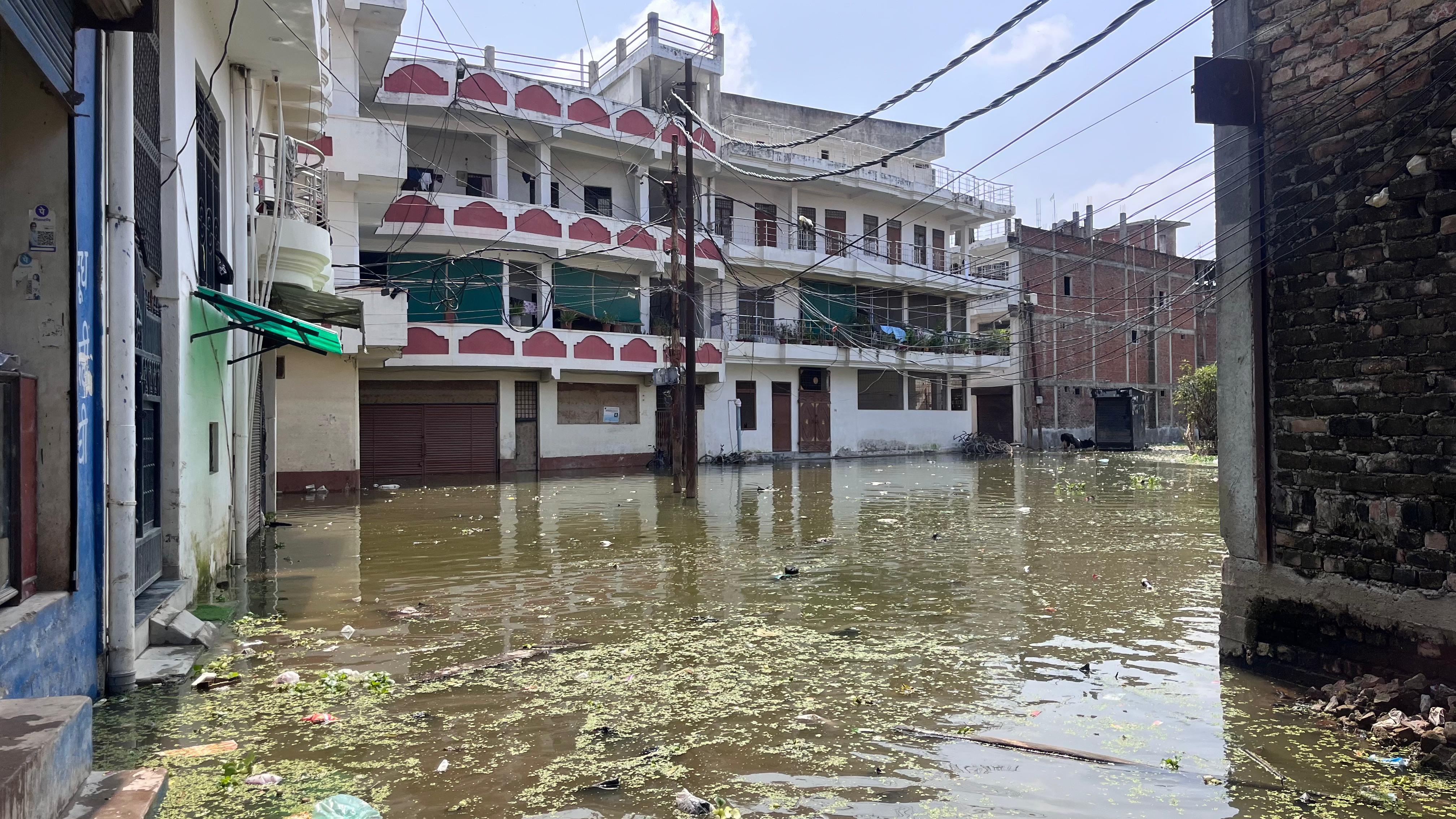 छोटा बघाड़ा के इलाकों में अन्दर की गलियां हुईं जलमग्न।