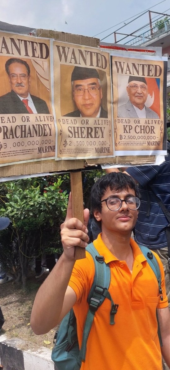 प्रदर्शन के दौरान एक युवक नेपाल के राष्ट्रपति और प्रधानमंत्री को वांटेड बताने वाला पोस्टर लेकर आया हुआ था।