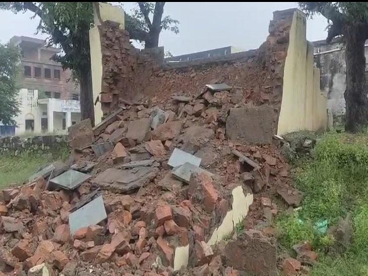इधर, जिले के गोगुंदा में पीएम श्री सरकारी स्कूल के ग्राउंड पर नवनिर्मित दर्शक दीर्घा भी सोमवार दोपहर को भरभराकर गिर गई।