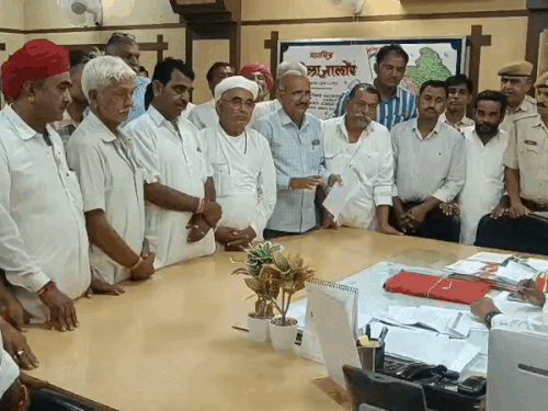 कलेक्टर को ज्ञापन देते हुए किसान