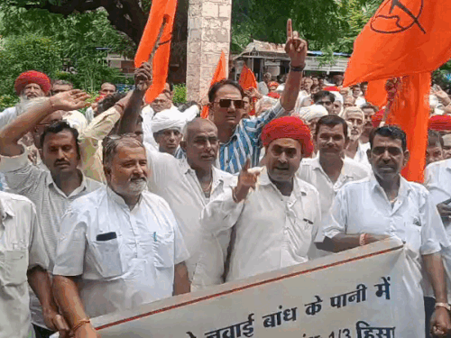 कलेक्ट्रेट के सामने प्रदर्शन करते किसान