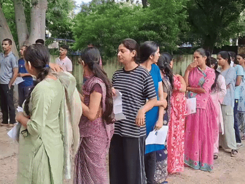 अजमेर के रामनगर स्कूल सेंटर पर महिला व पुरुष कैंडिडेट्स की अलग अलग कतार लगाकर चेकिंग की गई।