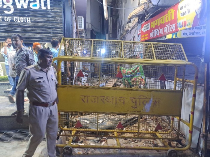 हादसे के बाद पुलिस ने सुरक्षा को लेकर लगवाएं बैरिकेट।