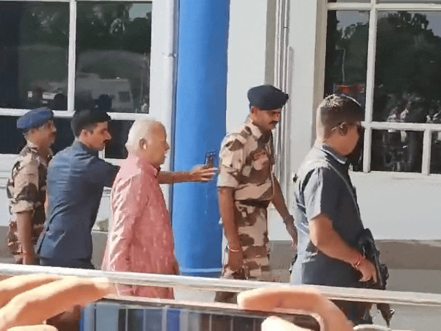 पुलिस कमिश्नर ओमप्रकाश एयरपोर्ट पर मौजूद रहे।