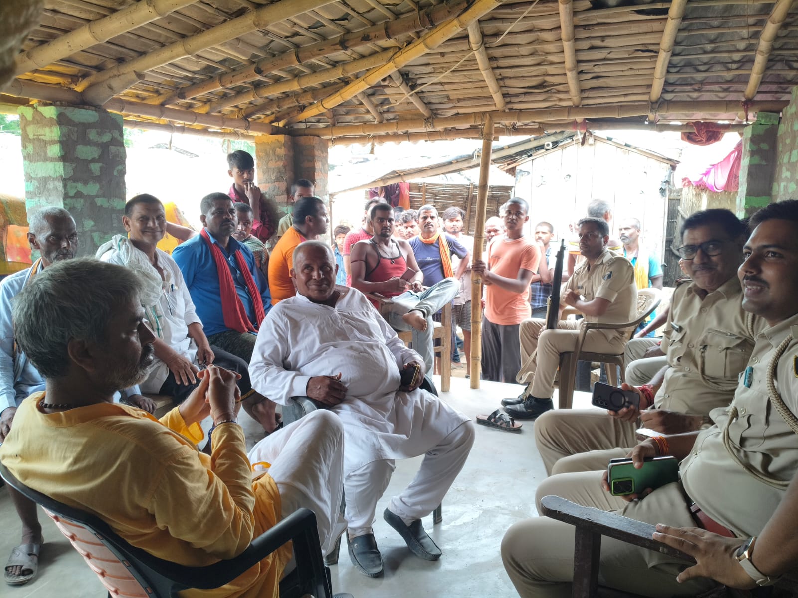 मौके पर पहुंचे थाना अध्यक्ष और जनप्रतिनिधि।