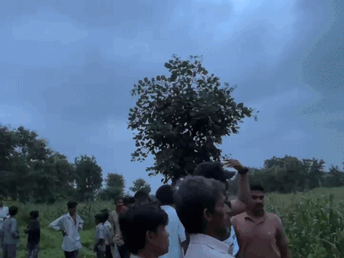 रेस्क्यू के दौरान काफी भीड़ जमा हो गई थी।