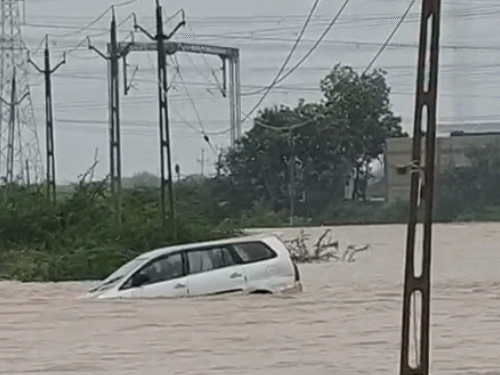 कच्छ के सूरजबाड़ी में एक इनोवा कार बह गई।