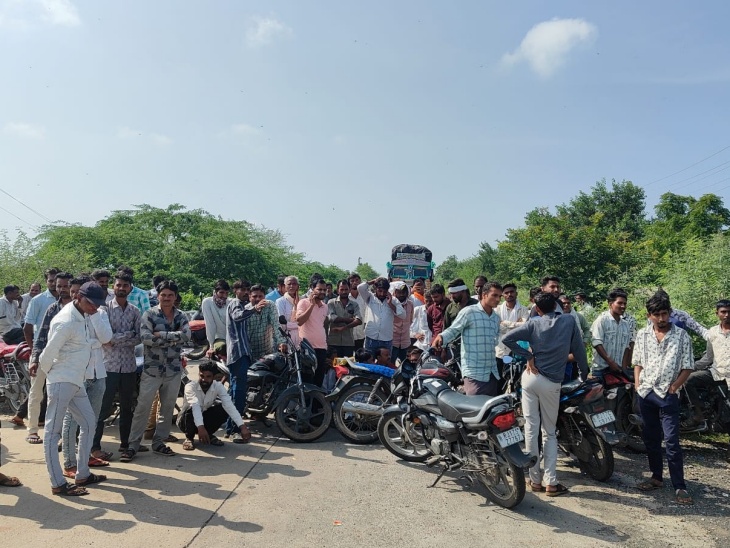 हादसे के विरोध में लोगों ने मंडावर-तीनधार रोड पर लगाया जाम।