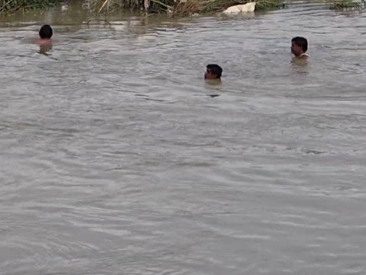 युवकों की तलाश में एसडीआरएफ की टीम के साथ स्थानीय लोग भी जुटे हुए हैं।