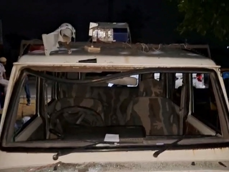 पुलिस की गाड़ी को क्षतिग्रस्त कर दिया।