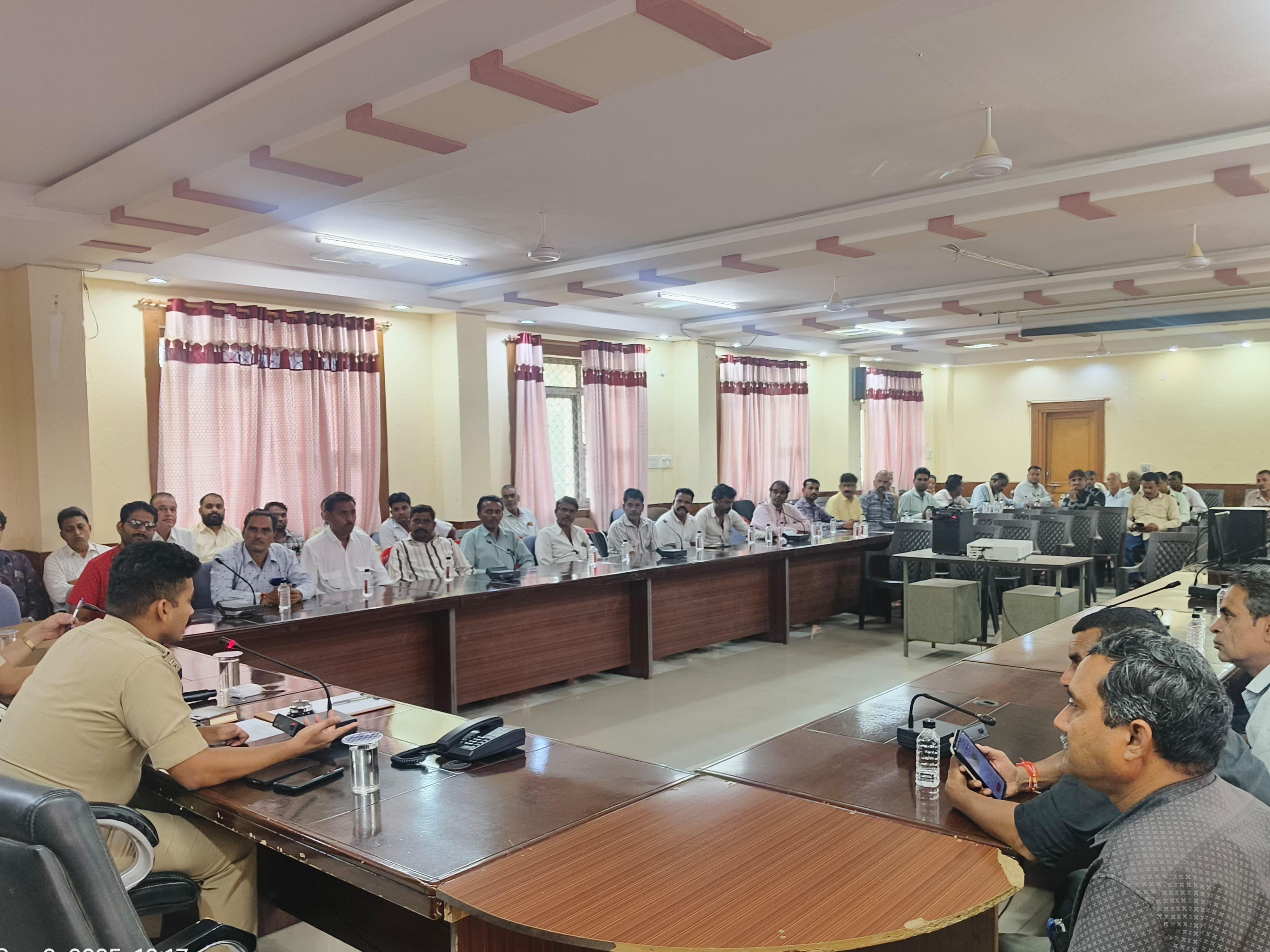 बैठक की अध्यक्षता करते जिला पुलिस अधीक्षक बी.आदित्य