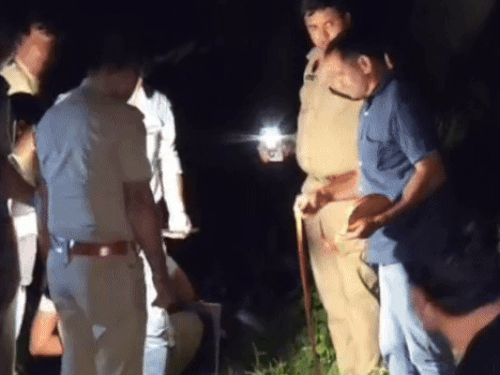 मौके से पिस्तोल व बाइक को बरामद करती पुलिस।