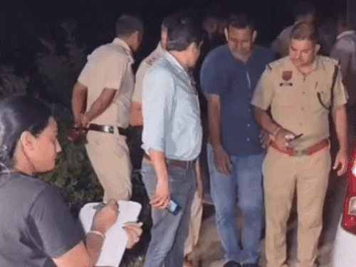 सूचना के बाद मौके पर पहुंची पुलिस व एफएसएल की टीम।