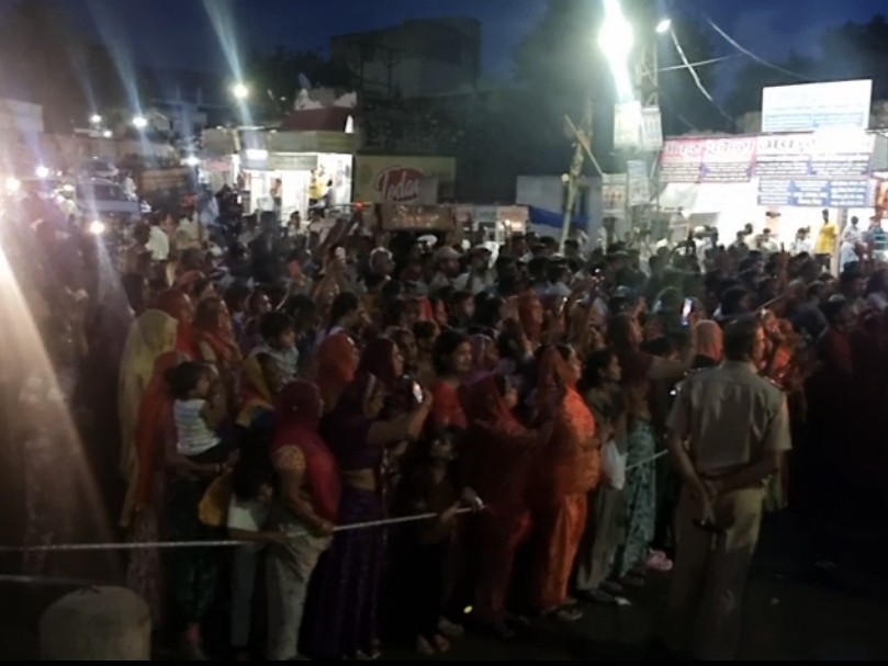 आरती में हिस्सा लेने पहुंचे स्थानीय लोग