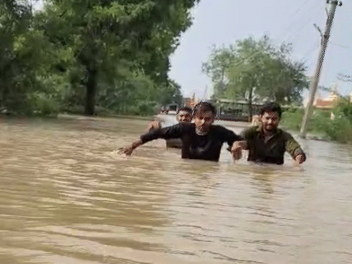 सुईगाम में सड़कों पर भरा कमर तक पानी।