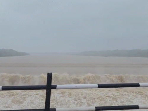 साबरकांठा में साबरमती नदी का रौद्र रूप।