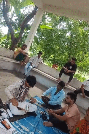 जिन्नात बाबा एक कागज पर कुछ लिखता है। उसने भास्कर रिपोर्टर का भी पर्चा बनाया।