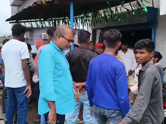 घटनास्थल पर जुटी लोगों की भीड़।