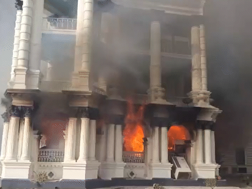 राष्ट्रपति राम चंद्र पौडेल के निवास (शीतल भवन) में प्रदर्शनकारियों ने मंगलवार को आग लगा दी।