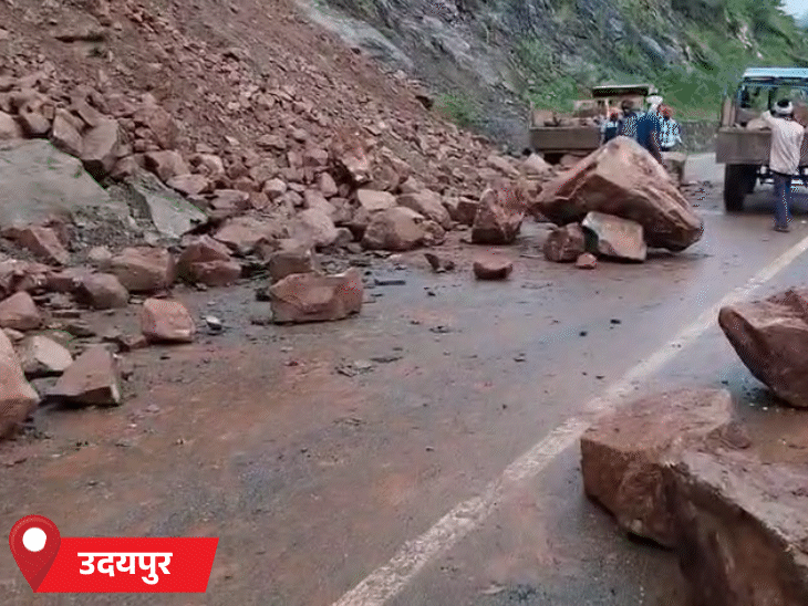 राजस्थान में इस मानसून सीजन में काफी हादसे भी हुए है। सोमवार को भी उदयपुर में झाड़ोल के पास नेशनल हाईवे-58 ई (उदयपुर-झाड़ोल-ईडर) पर लैंडस्लाइड हो गया। पहाड़ से बड़े-बड़े पत्थर सड़क पर आ गिरे।