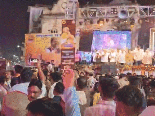झांकी देखने रातभर रायपुर की सड़कों पर भारी भीड़ रही।