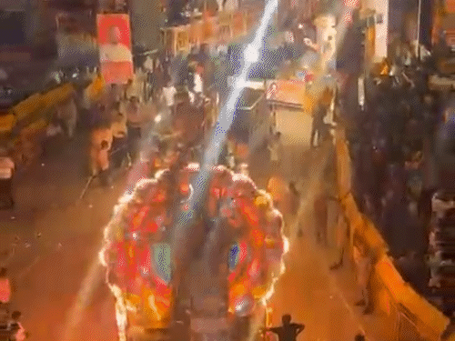 रातभर रायपुर की सड़कें झांकियों की लाइटिंग से जगमगाती रही।