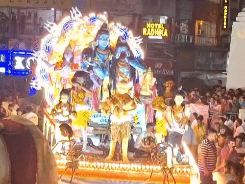 झांकी में भगवान शिव के परिवार को दिखाया गया। कार्तिकेय और गणेश के साथ उनके गण मौजूद थे।