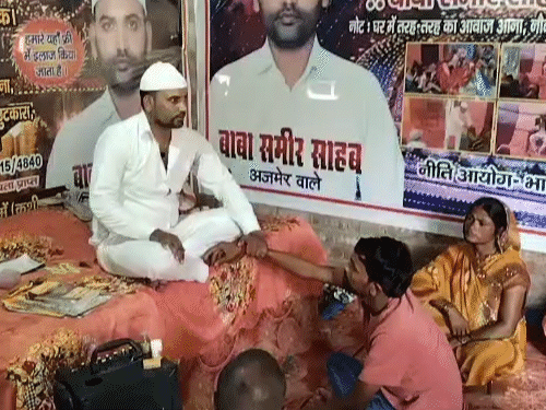 ये समीर बाबा है। ये पानी और ताबीज से इलाज का दावा करता है।