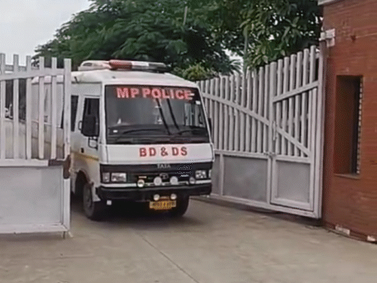 After the bomb was reported in the school, the car of the MP police reached the police's bomb squad.