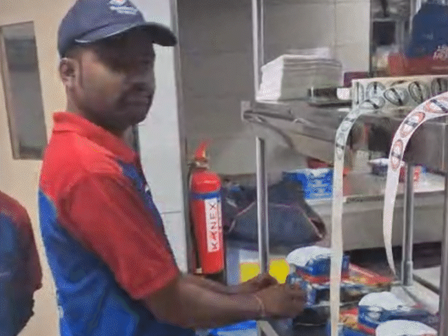 Store employees obeyed the mistake and offered to return the money.
