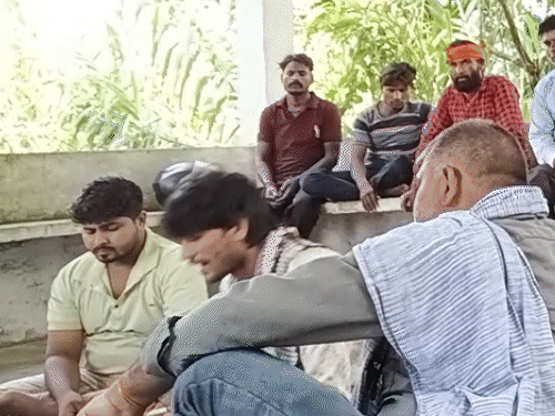 जिन्नात बाबा ने कहा कि पहले 3 बार हाजिरी लगाओ। इसके बाद वह अजीब आवाजें निकालकर झूमने लगा।